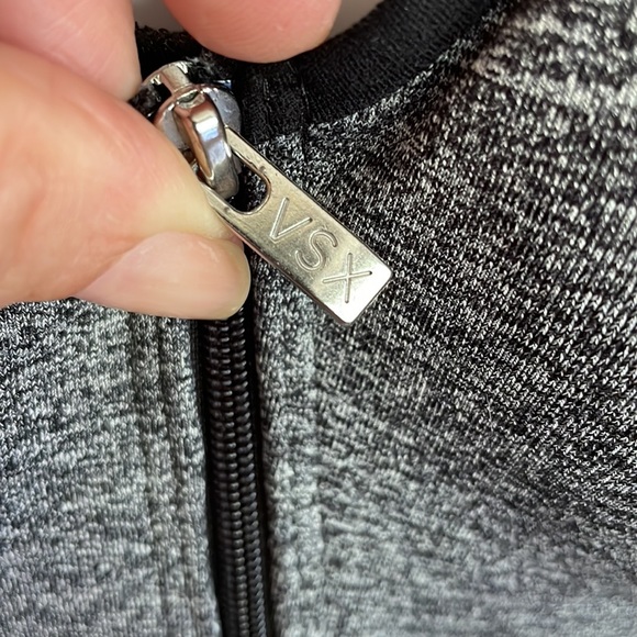 VICTORIA’S SECRET VSX SPORT Zip front sports bra, size 34B, excellent condition! - Picture 2 of 10